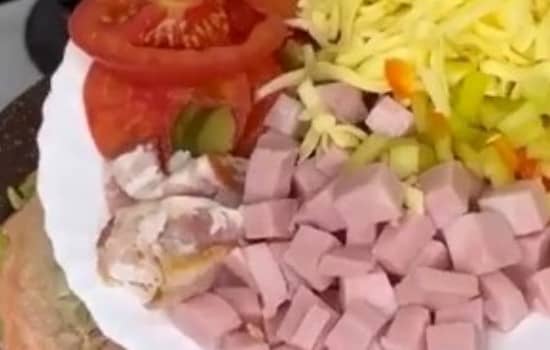 Приготовление кабачковой пиццы с помидорами и сыром на сковороде: шаг 6