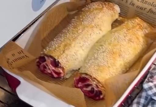 Приготовление штруделя из лаваша с творогом и вишней в духовке: шаг 6