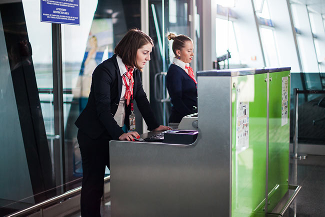 співробітниця компанії в аеропорті