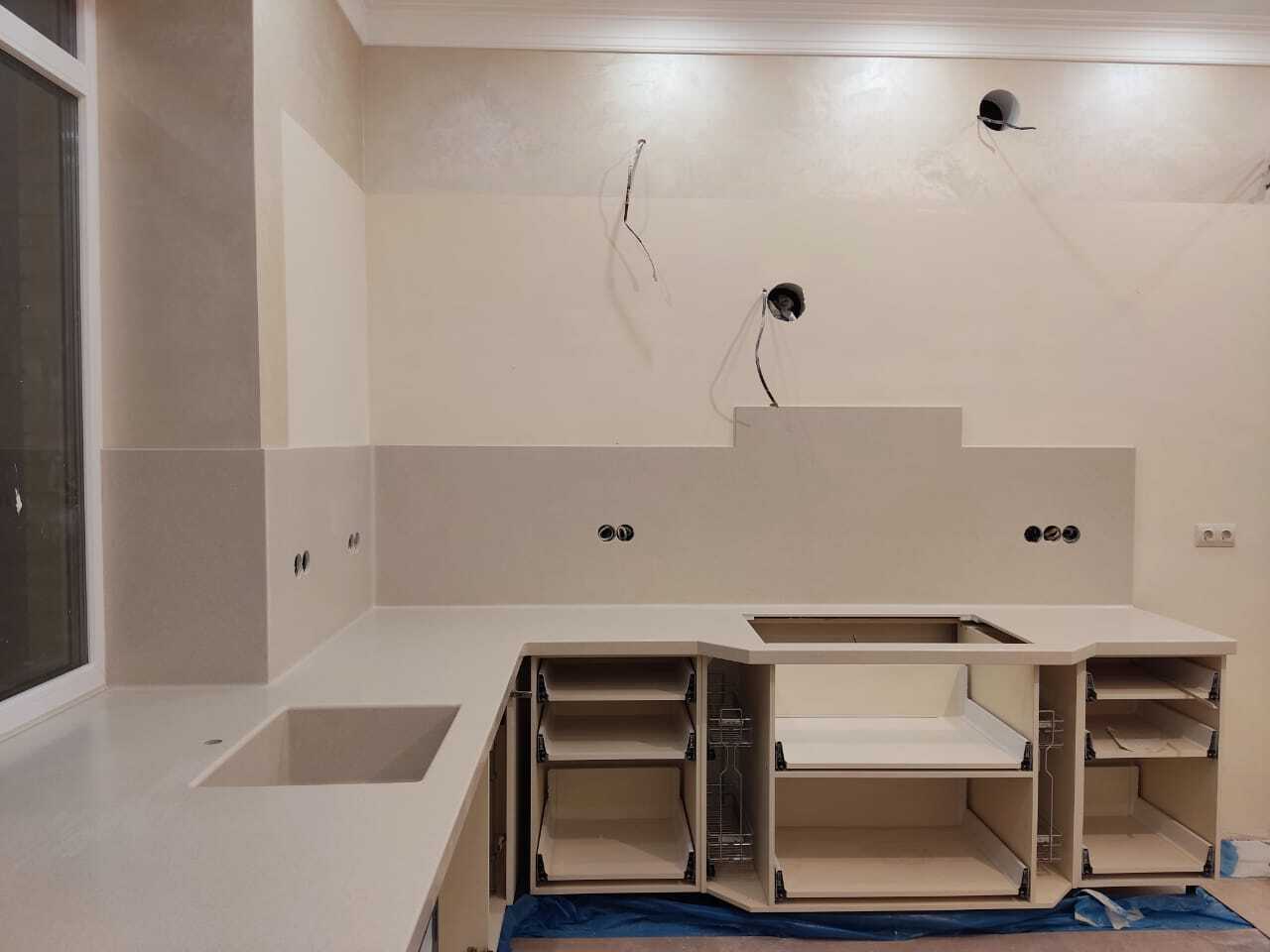 Монтаж кухонного фартука из искусственного камня