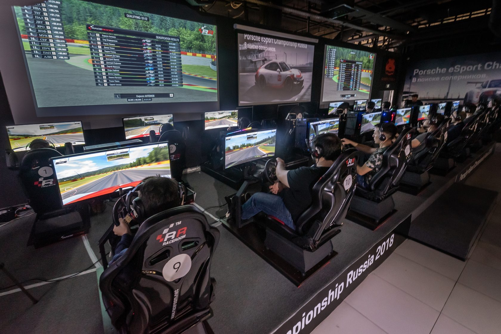 Gaming stadium. Gamer Stadium Авиапарк. Porsche esport Championship Russia. Киберспорт виртуальный бокс. Кибер в Авиапарке Москва.