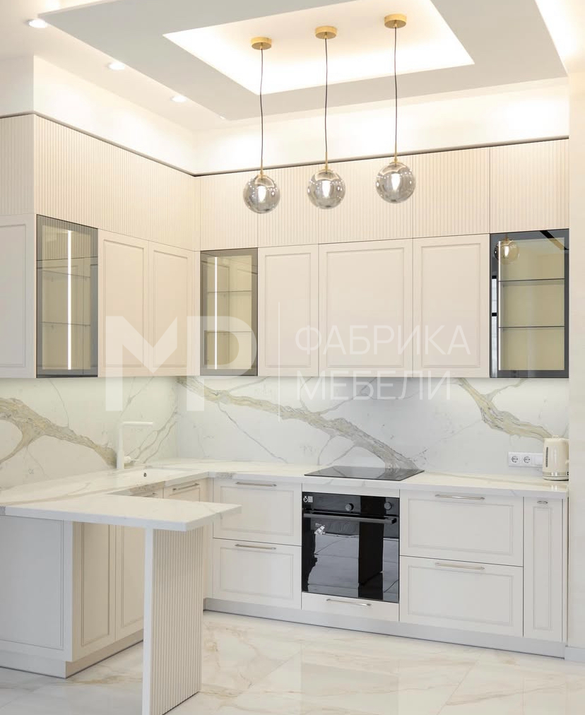 Белая кухня с барной стойкой