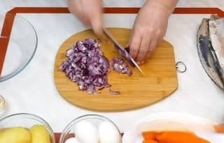 Приготовление салата «Селёдка под шубой»: шаг 2