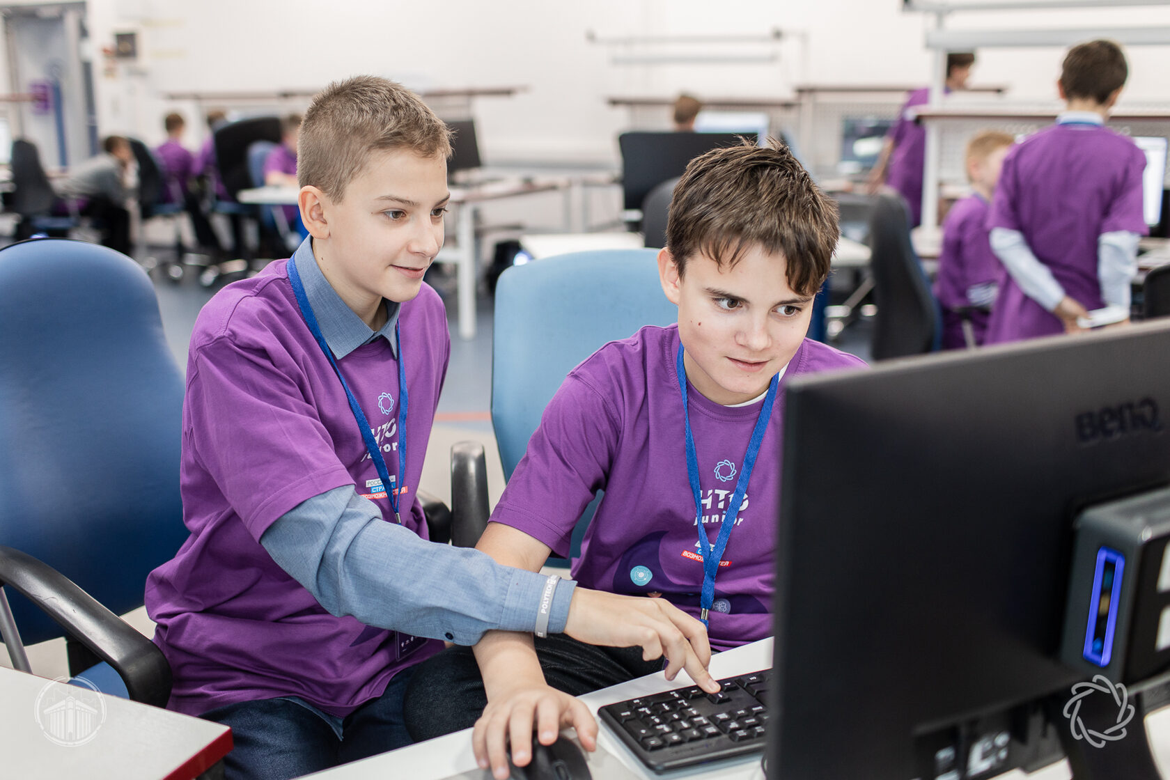 Участники НТО Junior работают за компьютером.