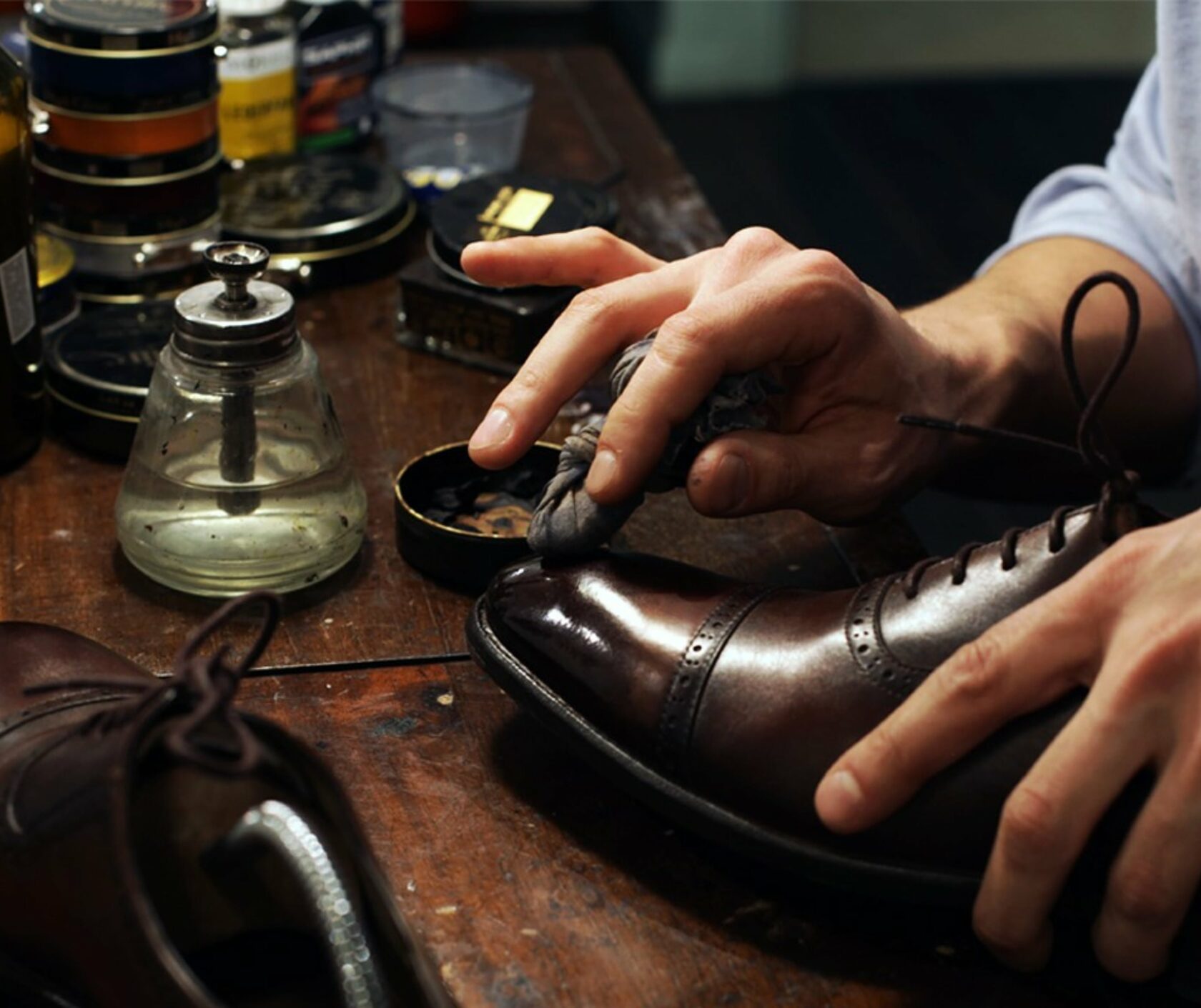 Качественный ремонт обуви. Мастерская обуви. Реставратор обуви. Производство обуви. Починка обуви.