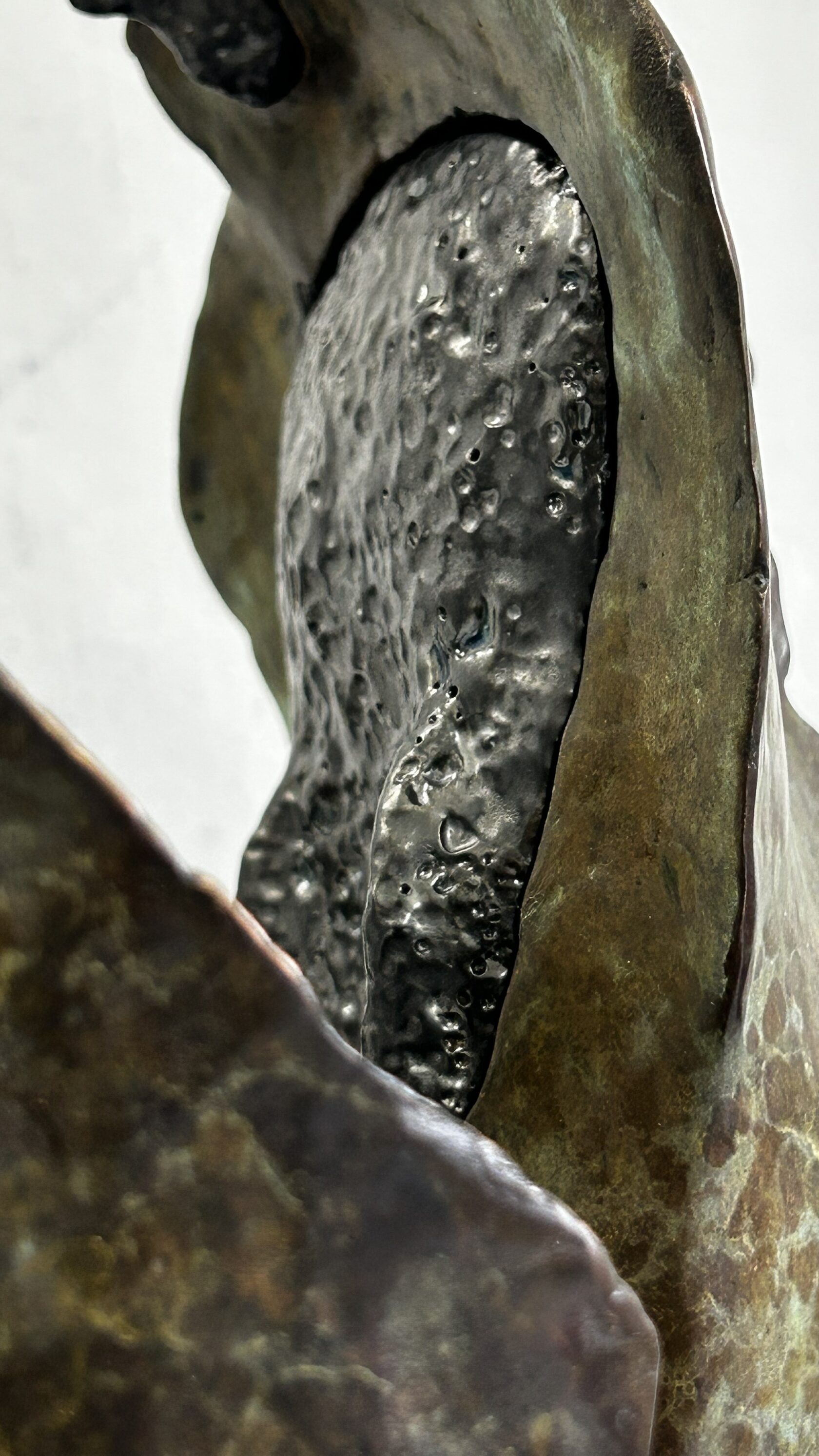 Скульптура Леонида Погребного "Связь". Сочетание бронзы и керамики