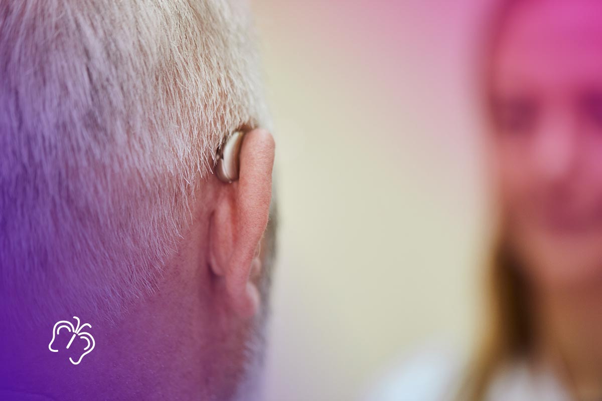 человек со слуховым аппаратом