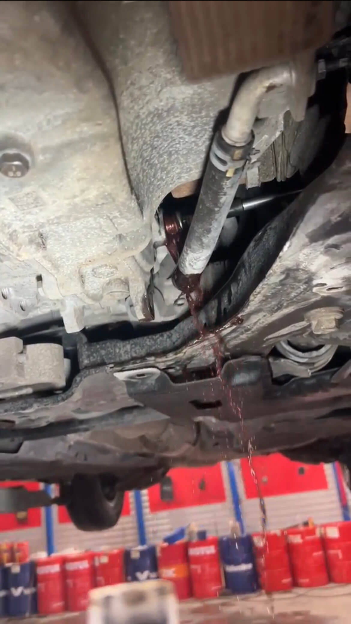 Проверка уровня масла через контрольную пробку