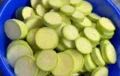 Приготовление маринованных кабачков колечками на зиму: шаг 1