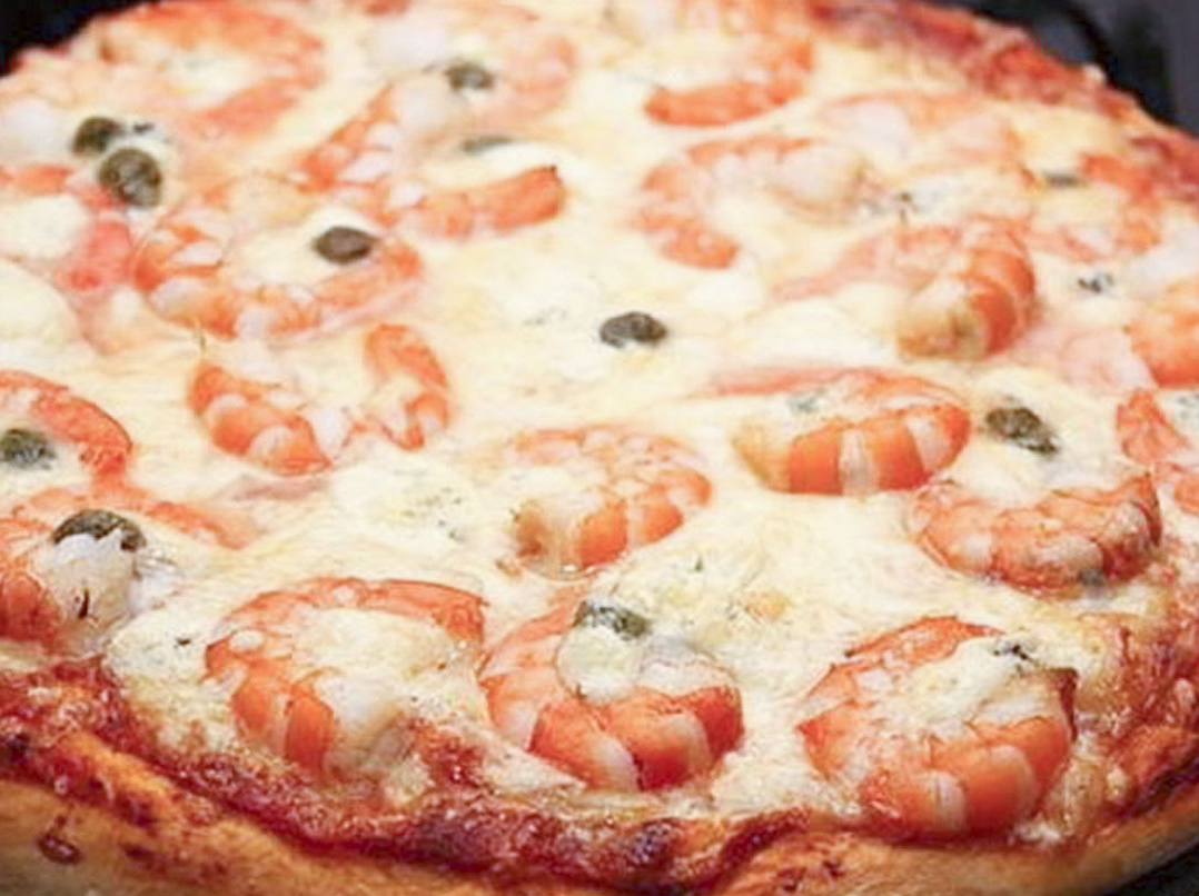Домашняя пицца с морепродуктами. Пицца с креветками и моцареллой. Пицца с королевскими креветками. Пицца с креветками и сыром. Домашняя пицца с креветками.