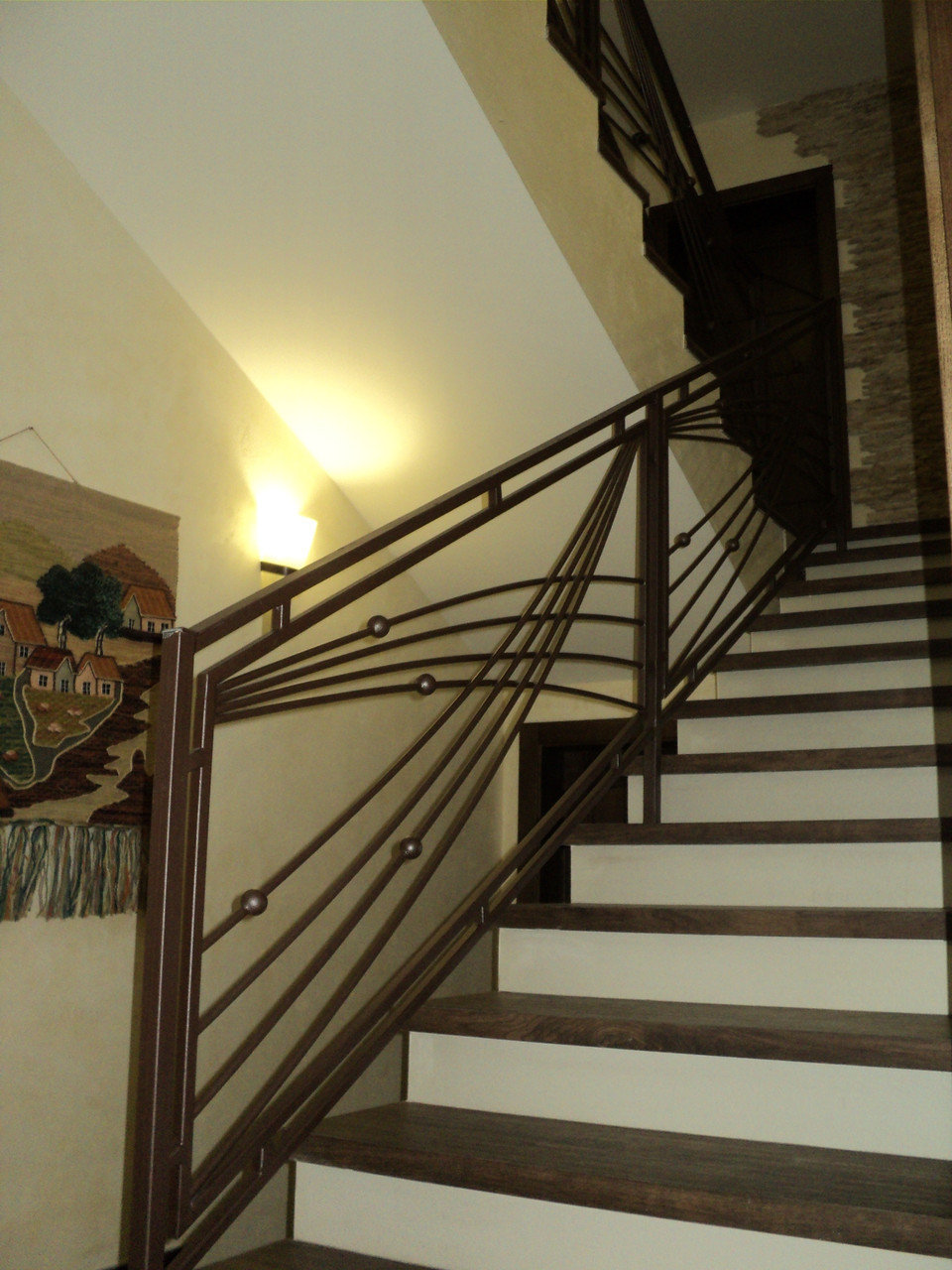 Металлические перила для лестницы в частном доме фото