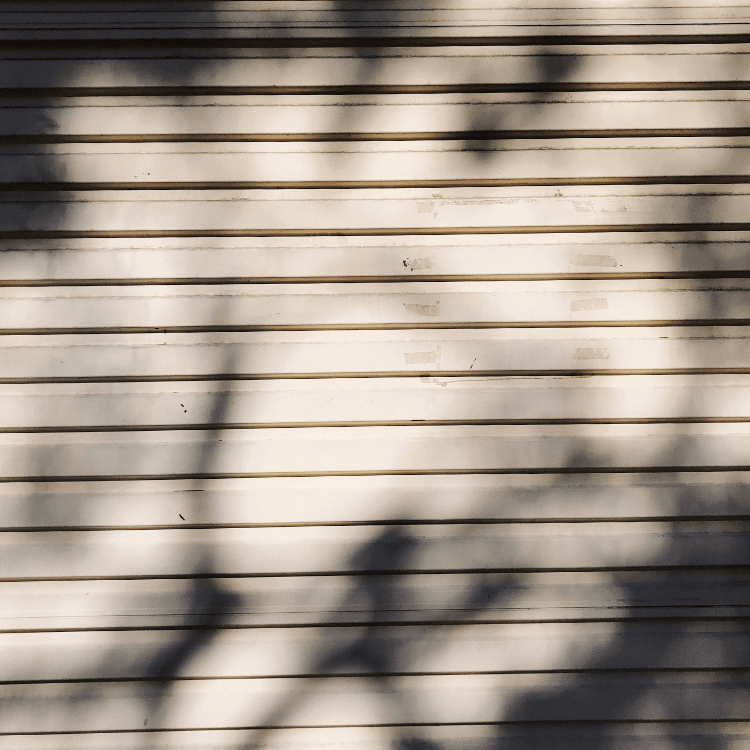 Es ist ein Zaunausschnitt aus WPC zu sehen