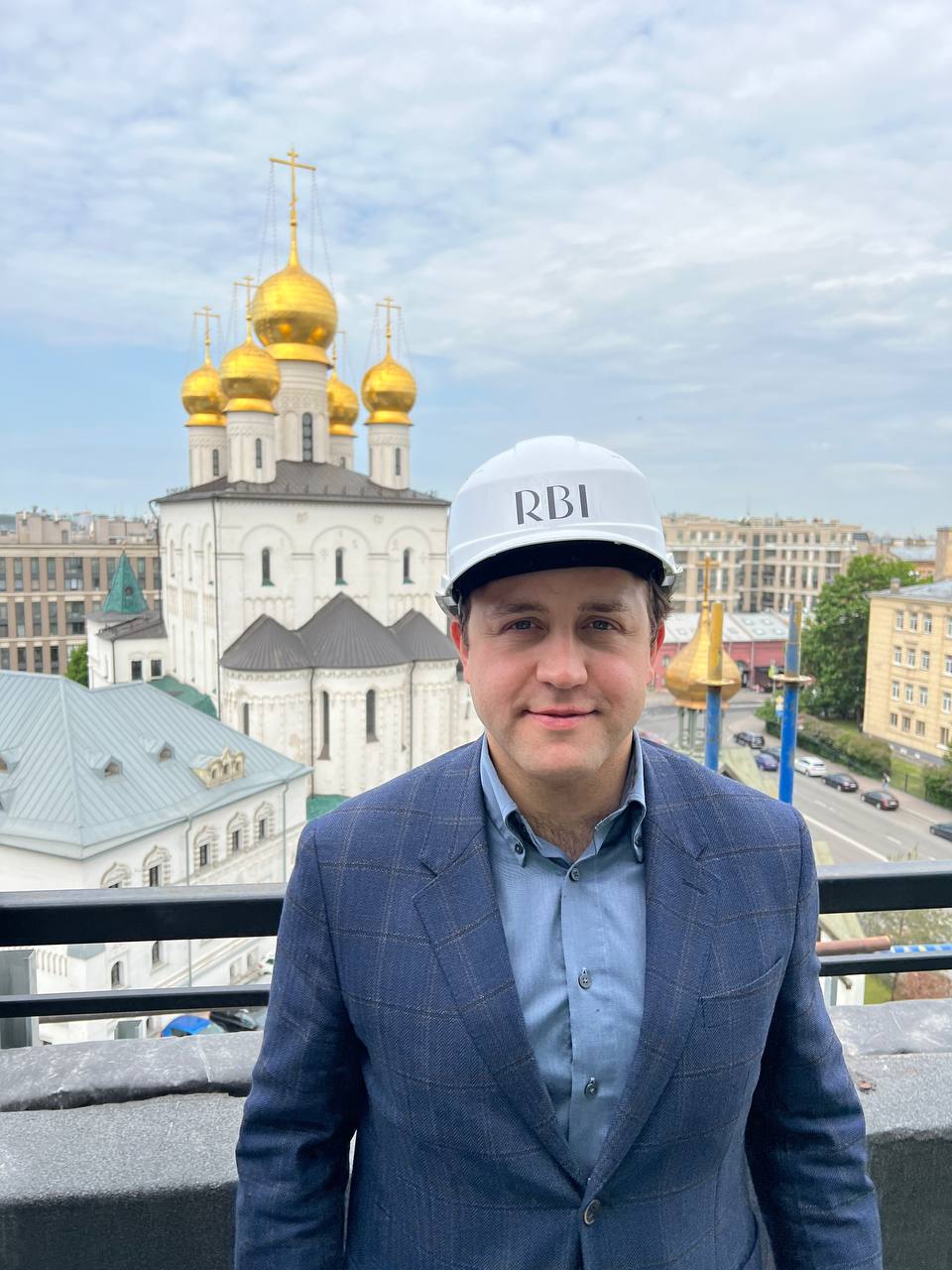 Дмитрий Туктамышев на строительной площадке RBI в защитной каске