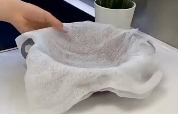 Приготовление творожного сыра из сметаны и йогурта: шаг 3