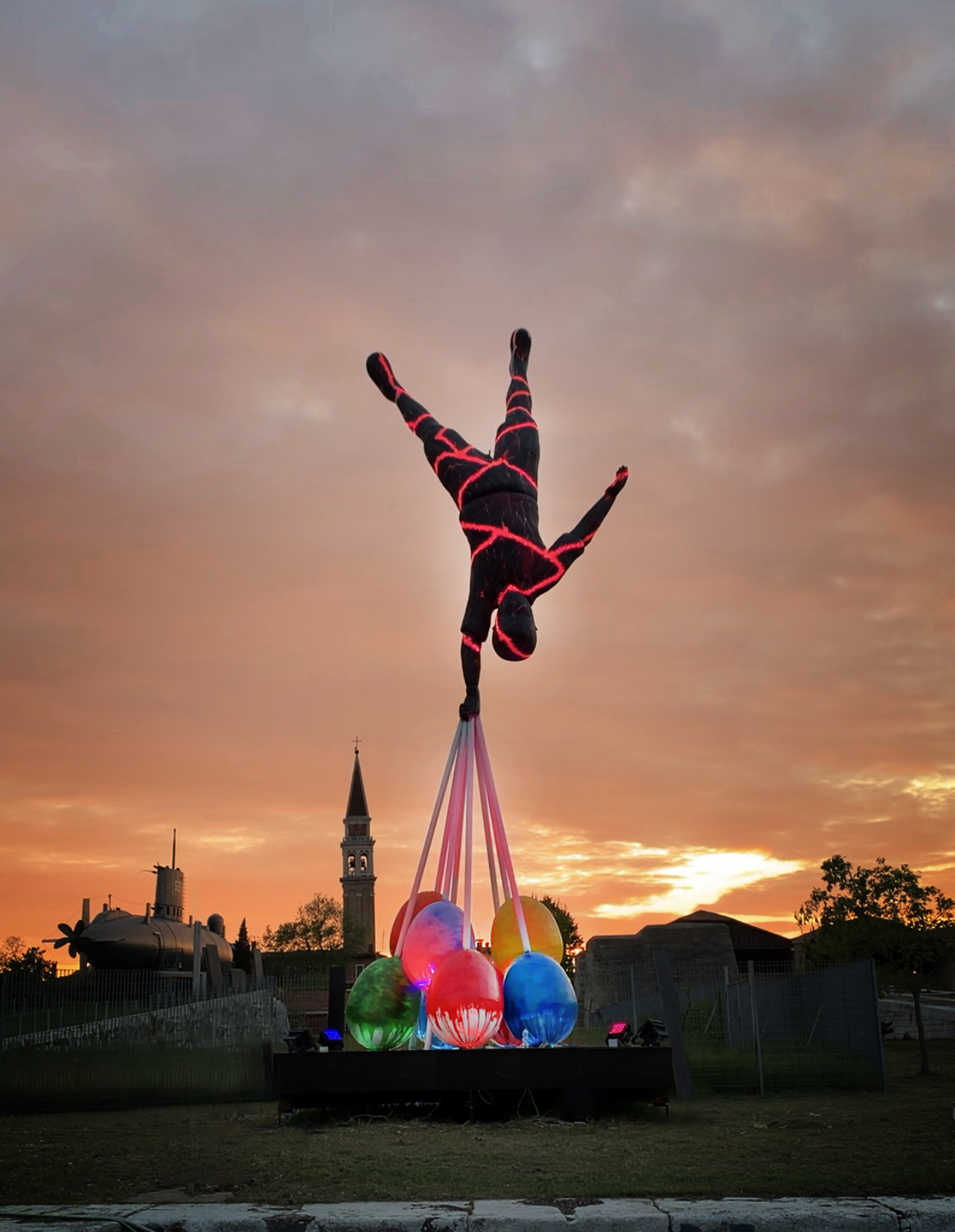 T people. Самые интересные для детей в Москве летать. People can Fly. Почему люди не летают Василий Клюкин. Vasily Klyukin Live Sculpture.