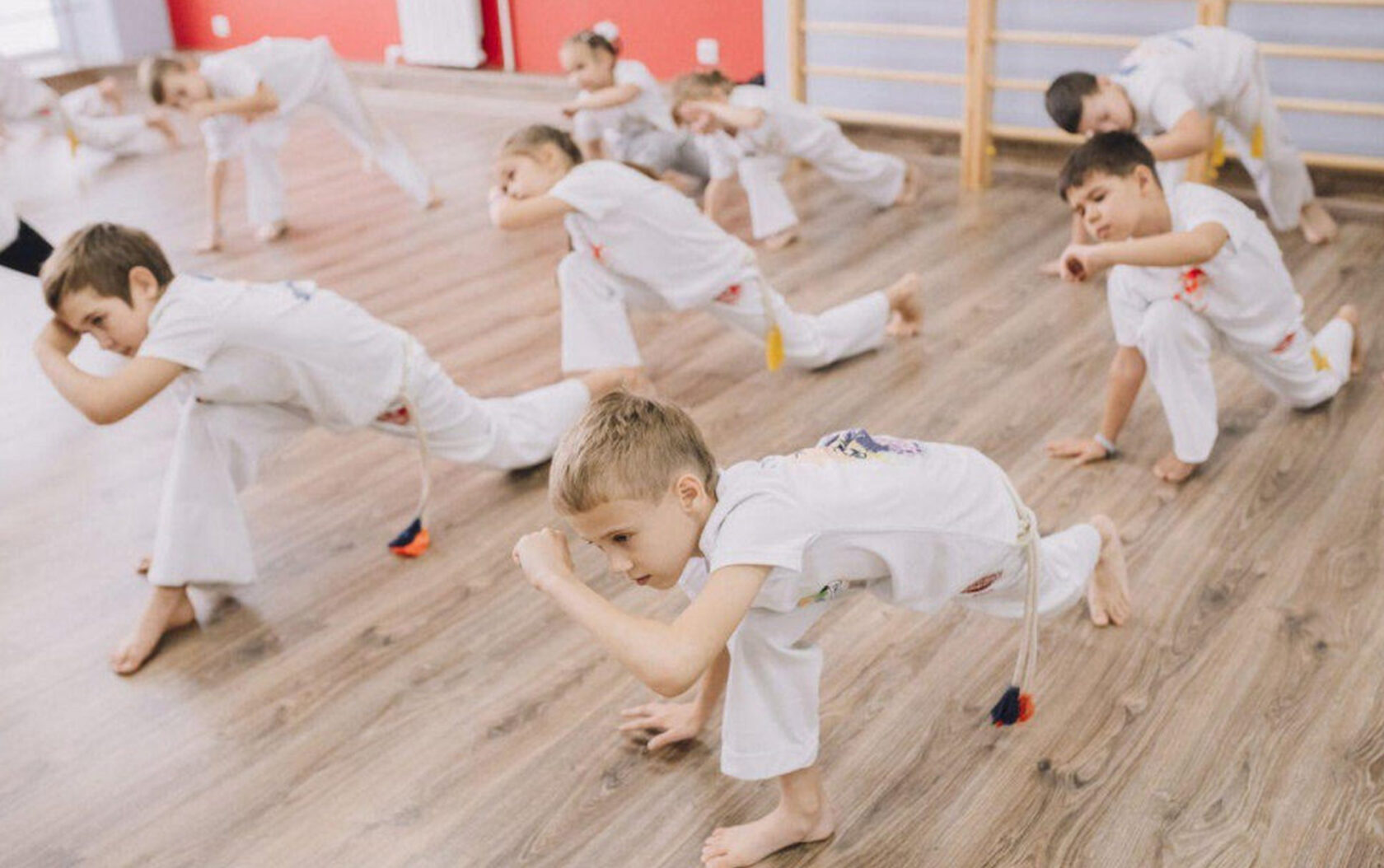 Заняться четверо. Capoeira дети. Капуэро для детей. Спортивные кружки и секции для детей. Занятия капоэйра для детей.