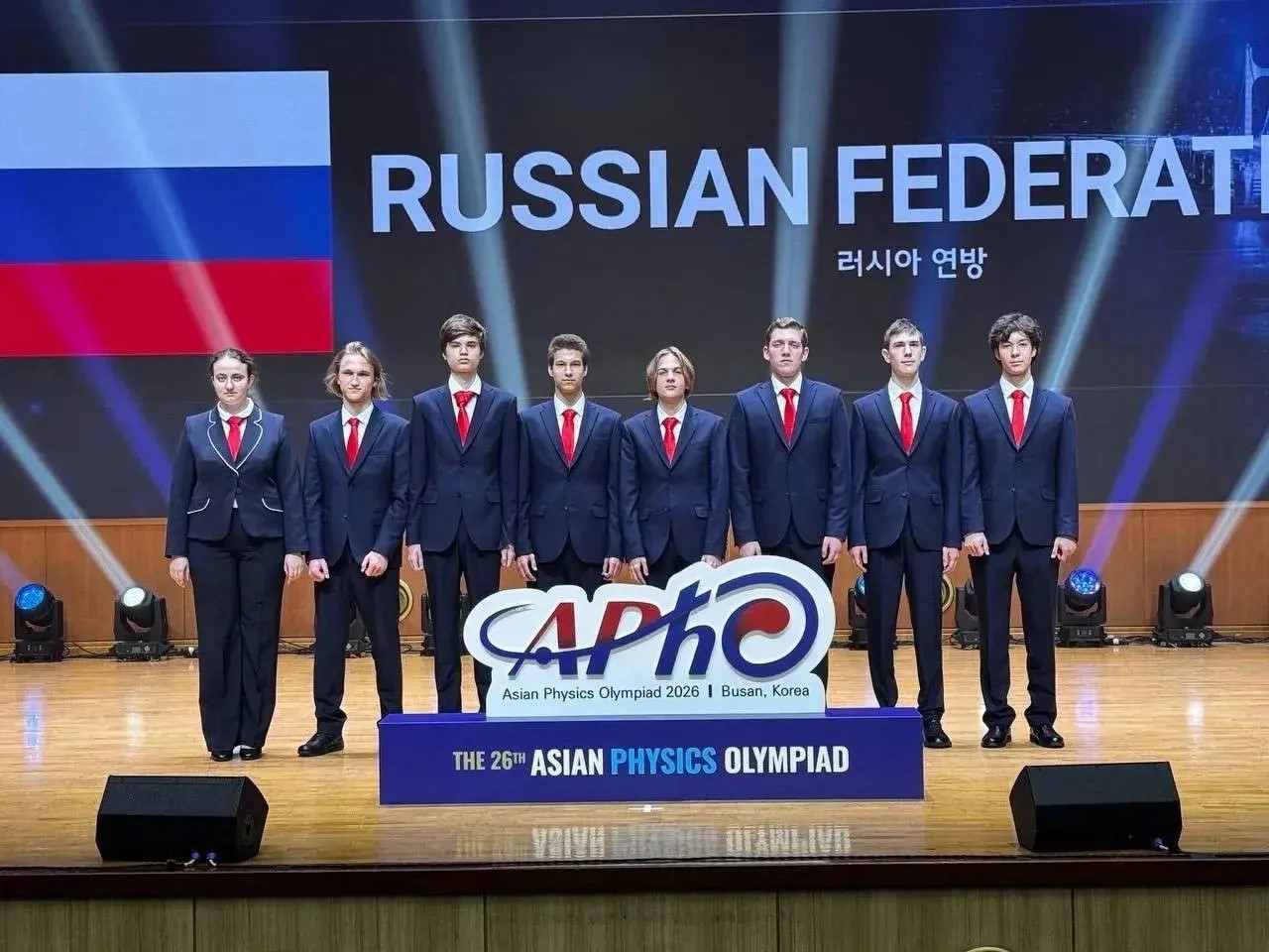 Национальная сборная России на Азиатской олимпиаде по физике APhO 2026 в Южной Корее после завоевания 4 золотых и 4 серебряных медалей.