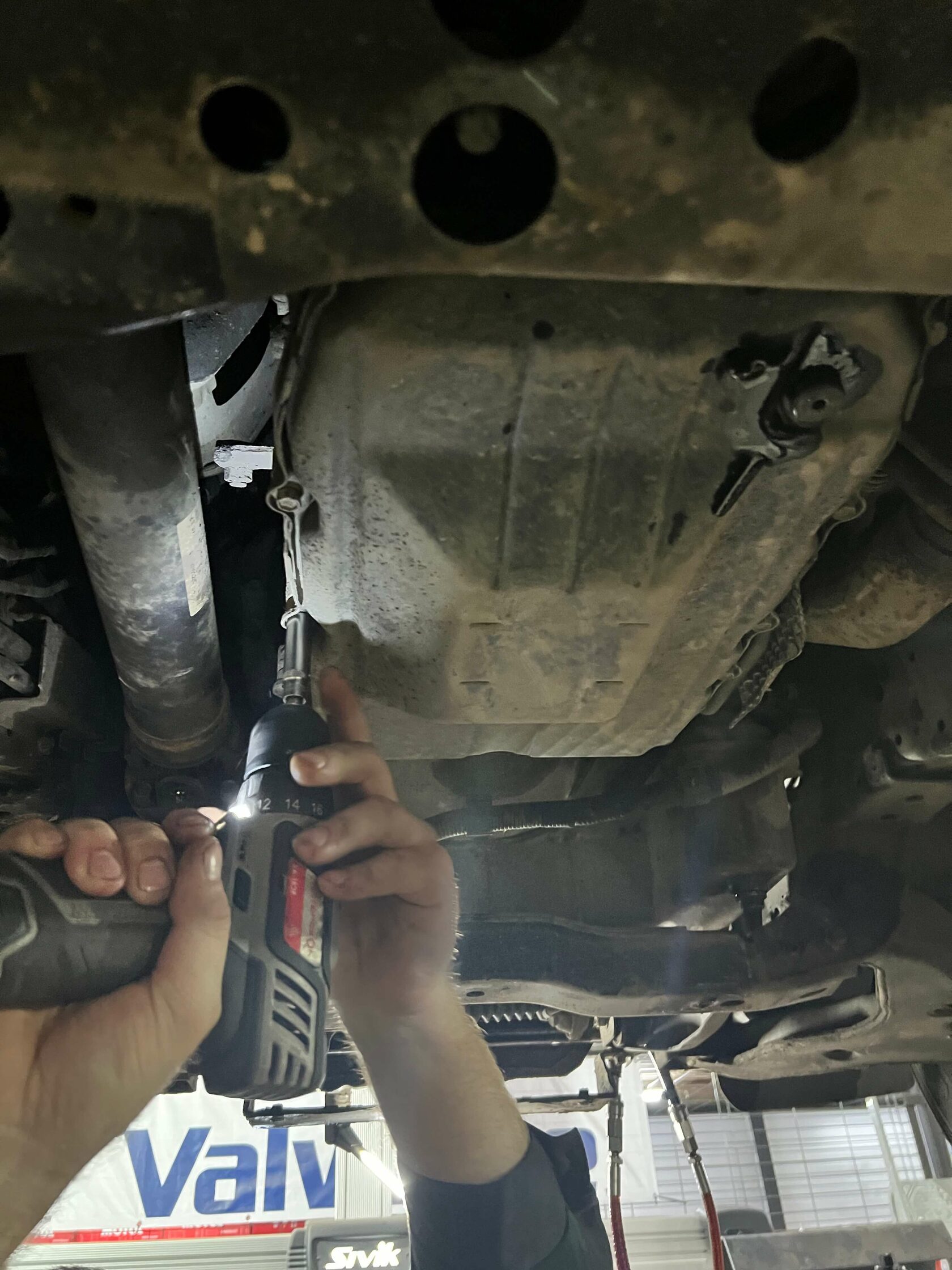 Демонтаж поддона АКПП Mitsubishi