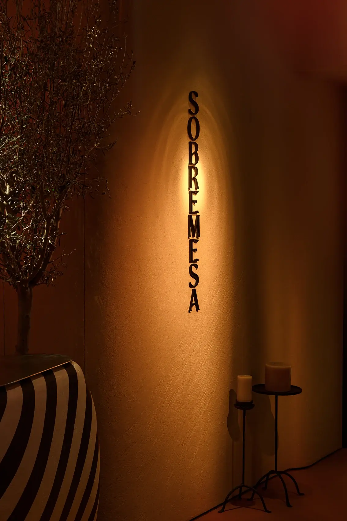 Illuminated Sobremesa sign by the entrance