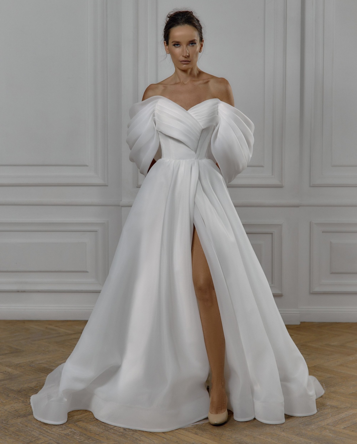 Свадебное платье с разрезом на ноге Батайск прокат