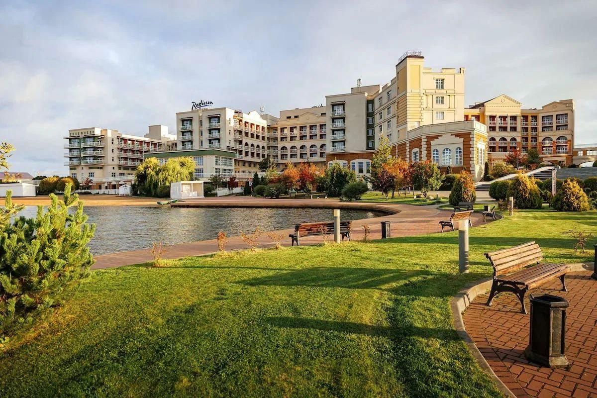 Территория отеля Radisson в Завидово осенью у воды