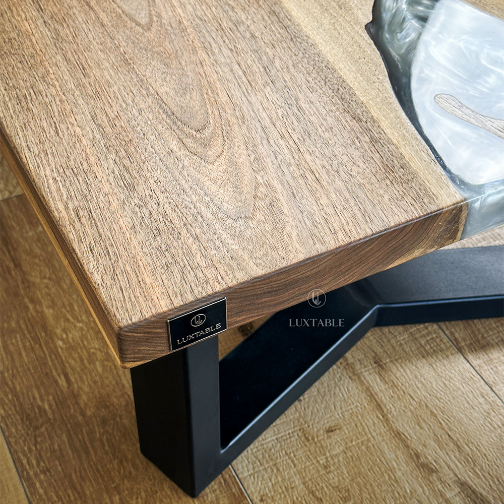 Epoxidharz Tische Alagoas aus europäischem Nussbaum und hellblauem Epoxidharz mit Metallic Effekt