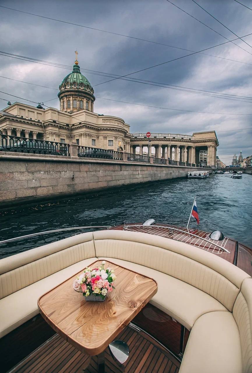 Катер Montferrand — на воде, аренда в СПб