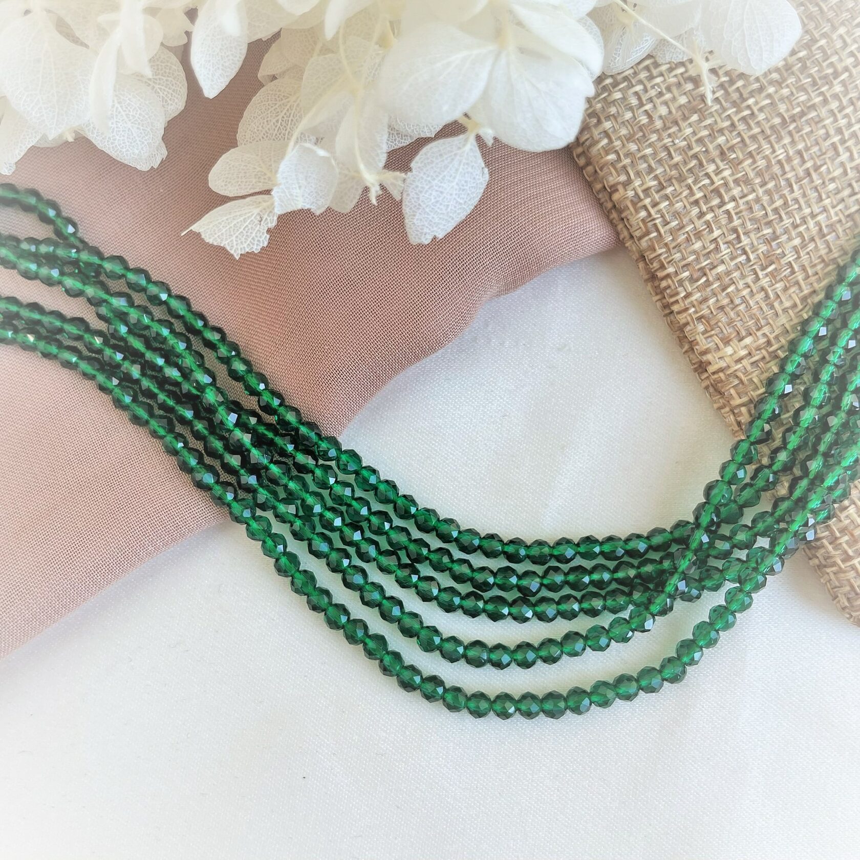 Шпинель синтетическая, изумрудная, огранка 3 мм, нитка 36-37 см