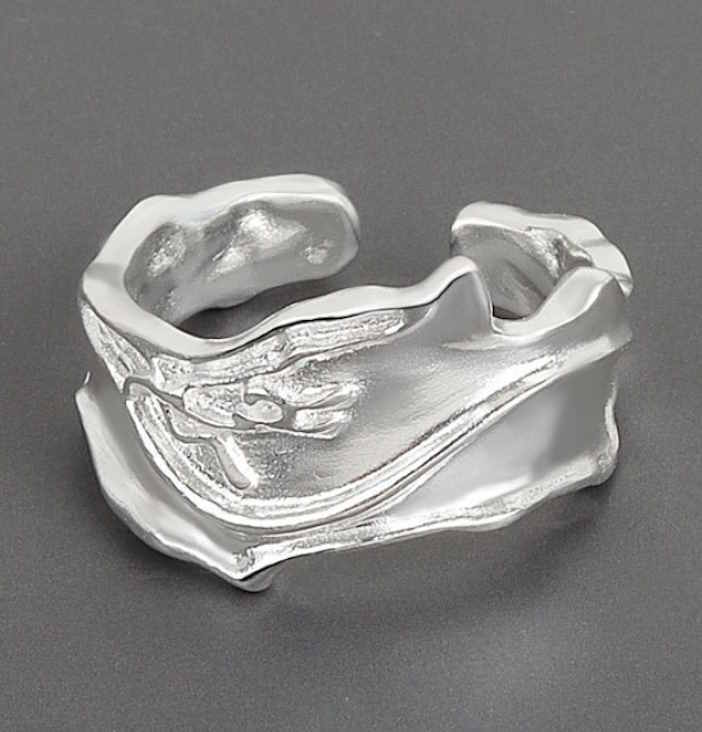 Открытое дизайнерское серебряное кольцо неправильной формы 