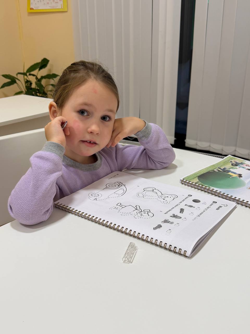 Ребёнок на занятии английским