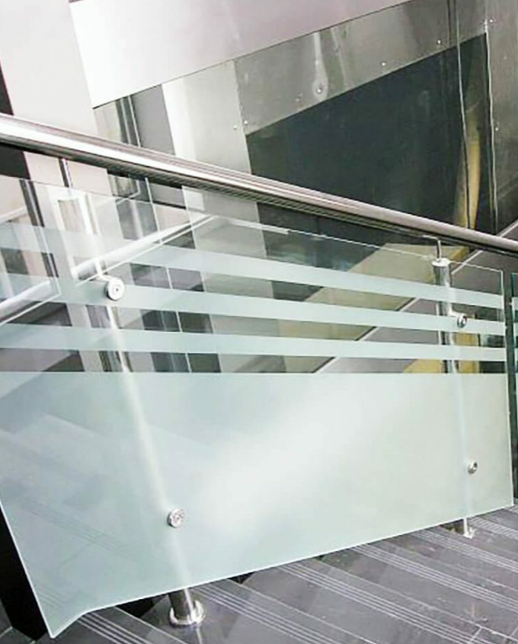 Матовый рисунок на стеклянной лестнице фото