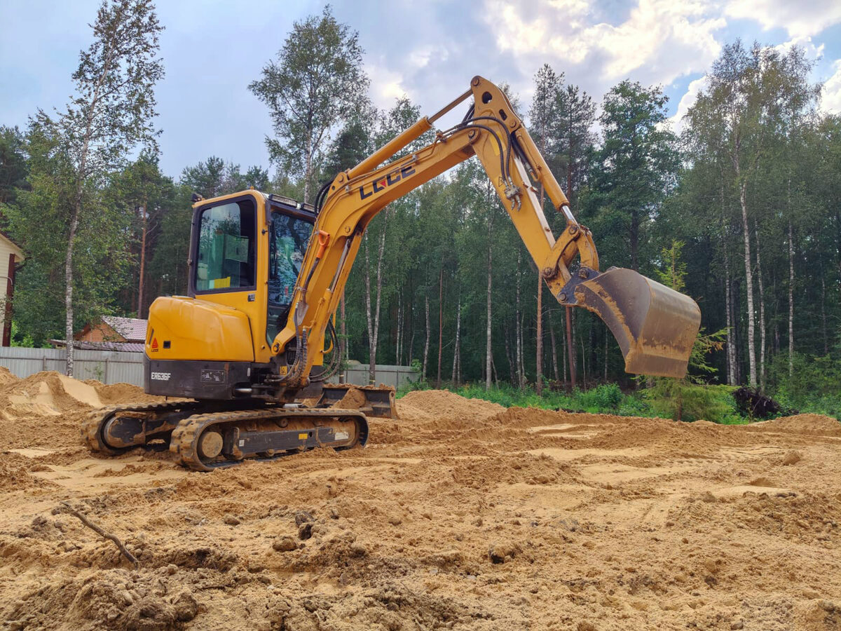 Мини-экскаватор для работ в тесных условиях