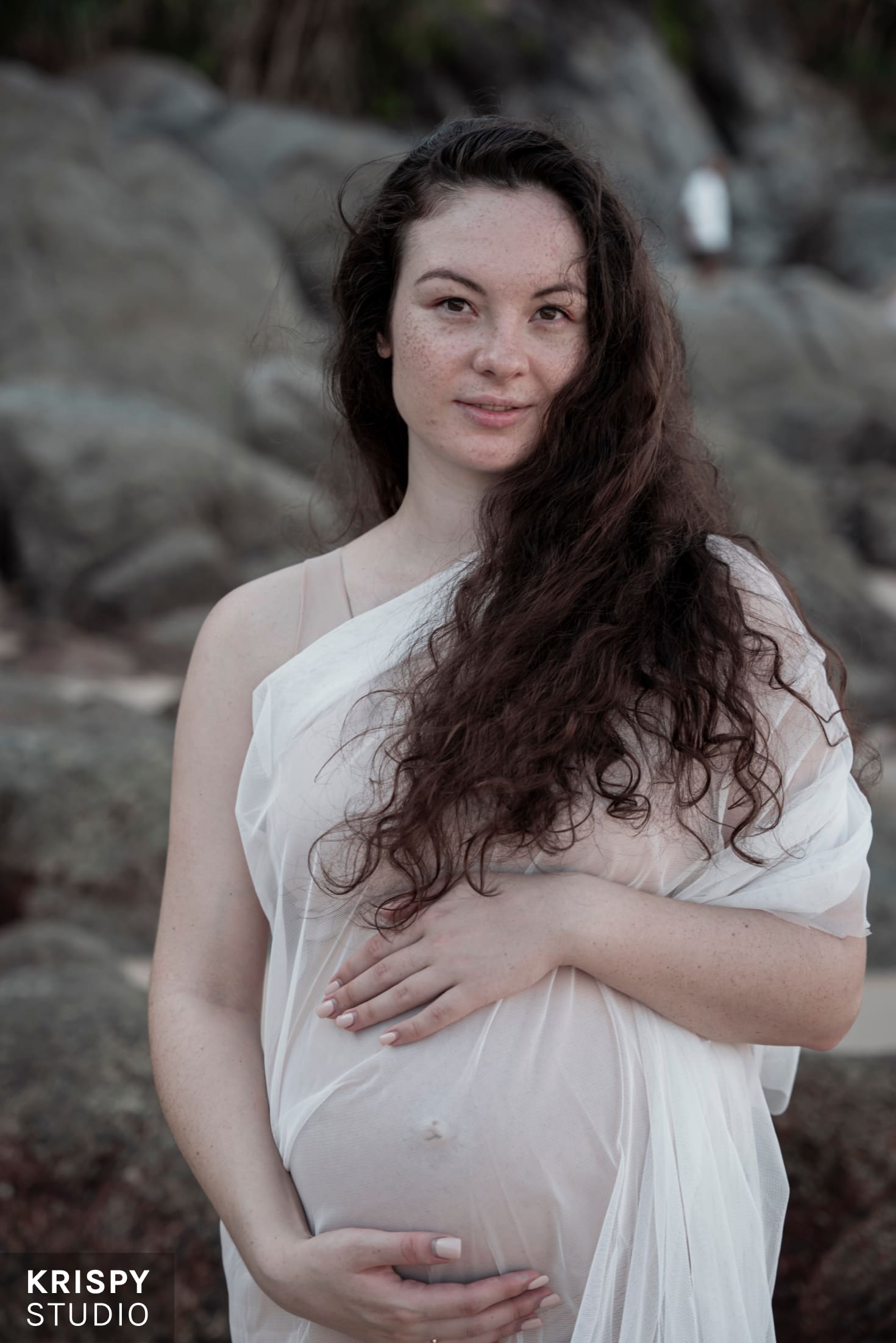 Фотосессия на берегу Пхукета, беременная женщина и океан