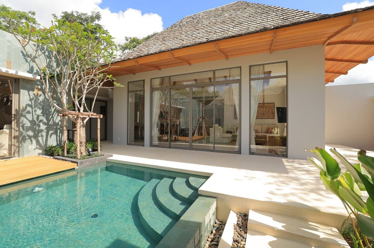 Вилла Anchan Flora с видом на частный бассейн.