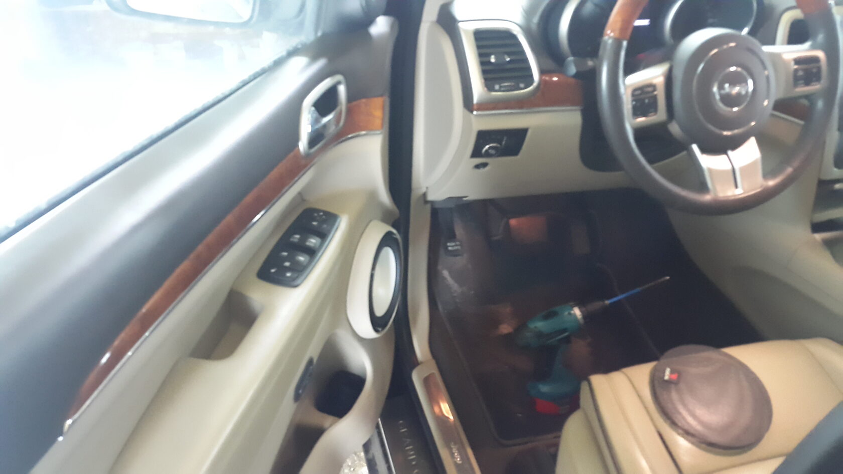 замена динамиков jeep grand cherokee wk2