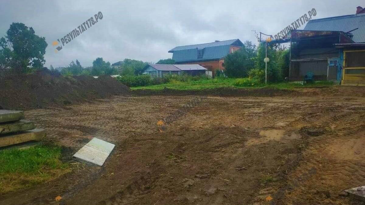 Подготовка к устройство монолитной железобетонной фундаментной плиты под ключ в деревне Скотное. Утрамбовка песчаной подушки под плиту фундамента СПБ и ЛО