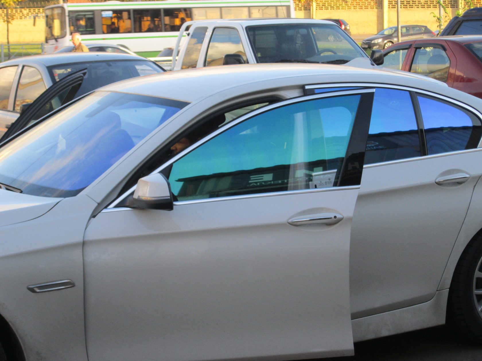 Белая тонировка стекол автомобиля фото