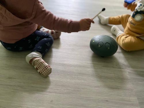 Bambini giocano con gli strumenti musicali