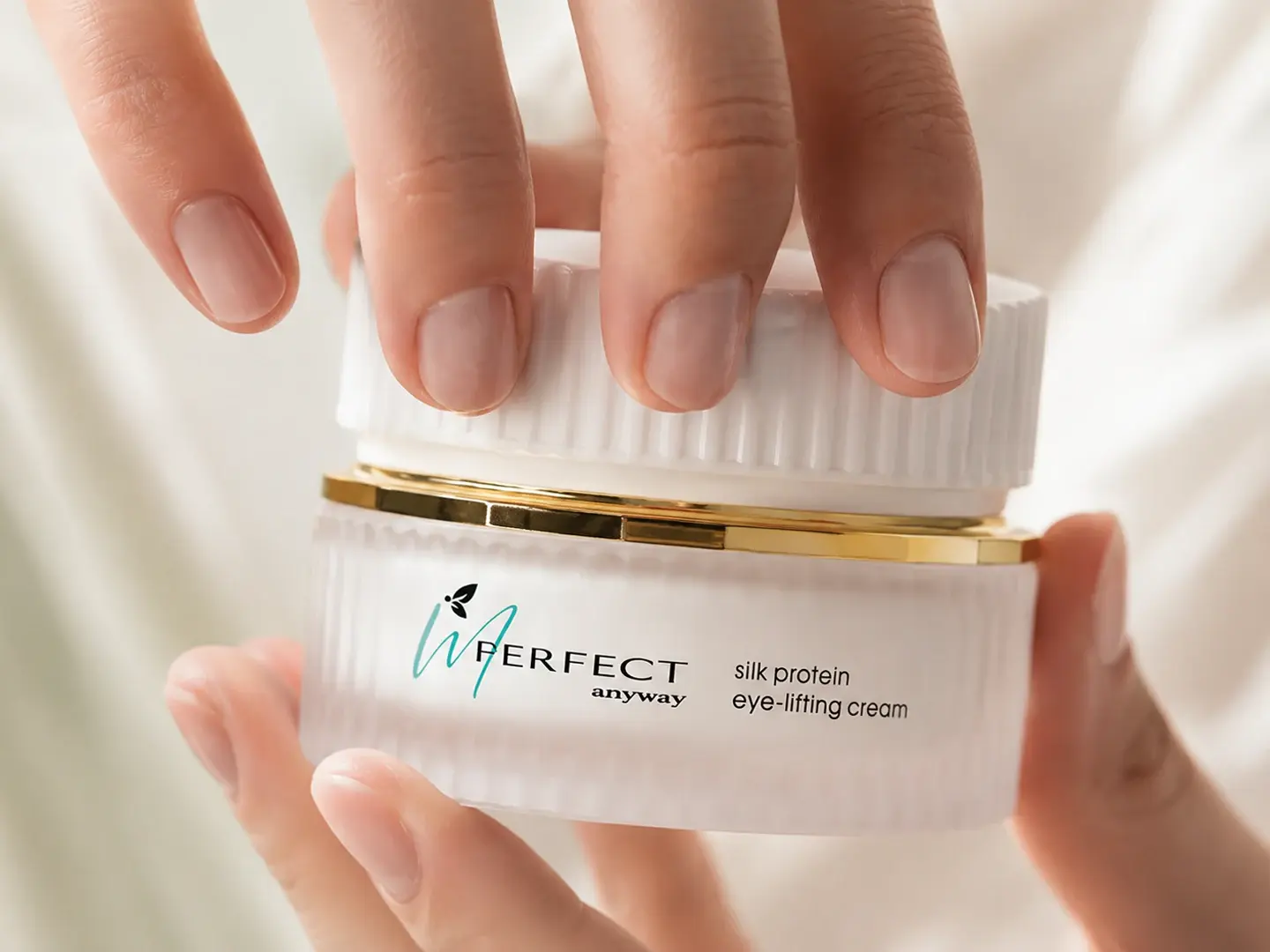 Баночка крема I’M PERFECT ANYWAY в руках