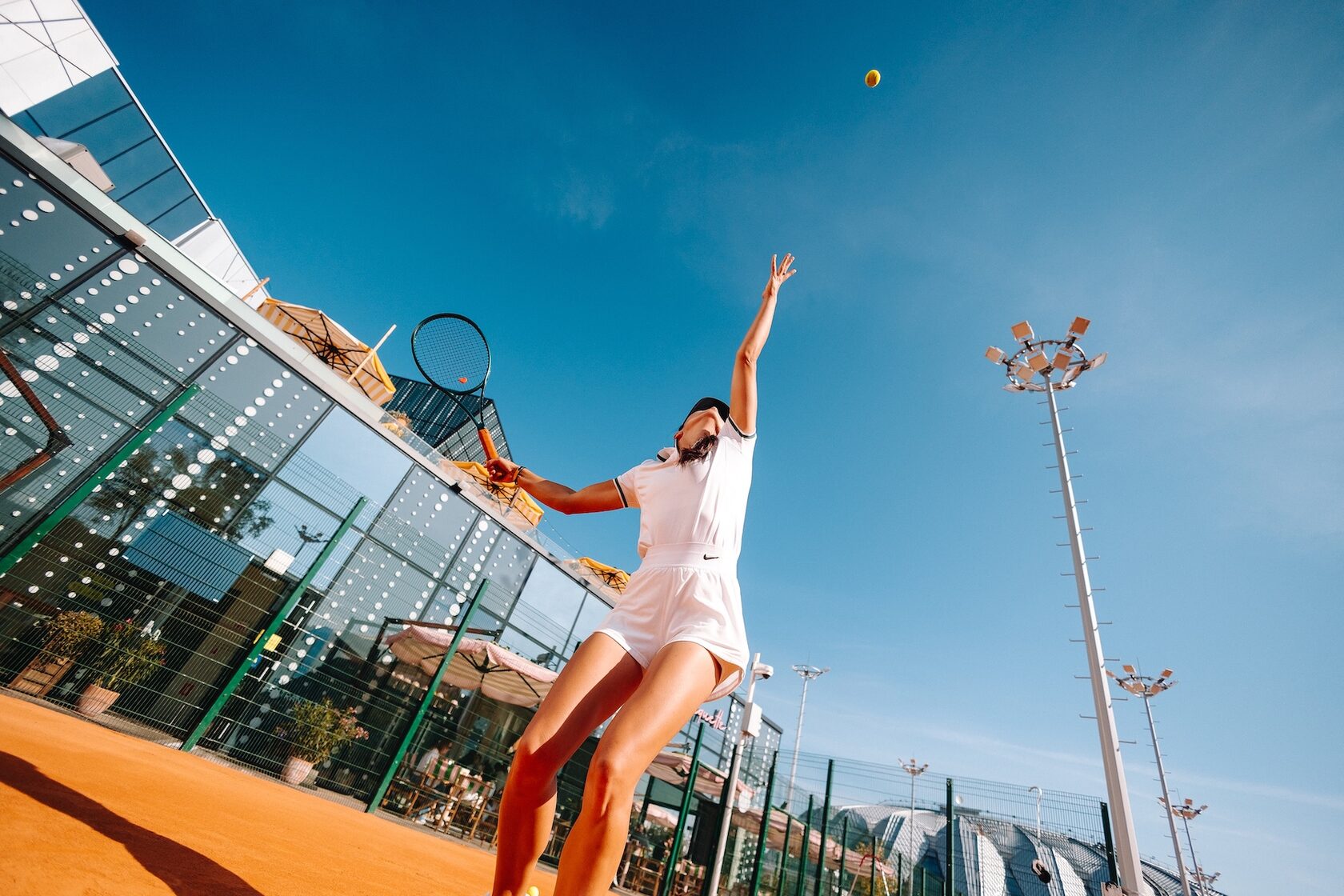 девушка играет в теннис