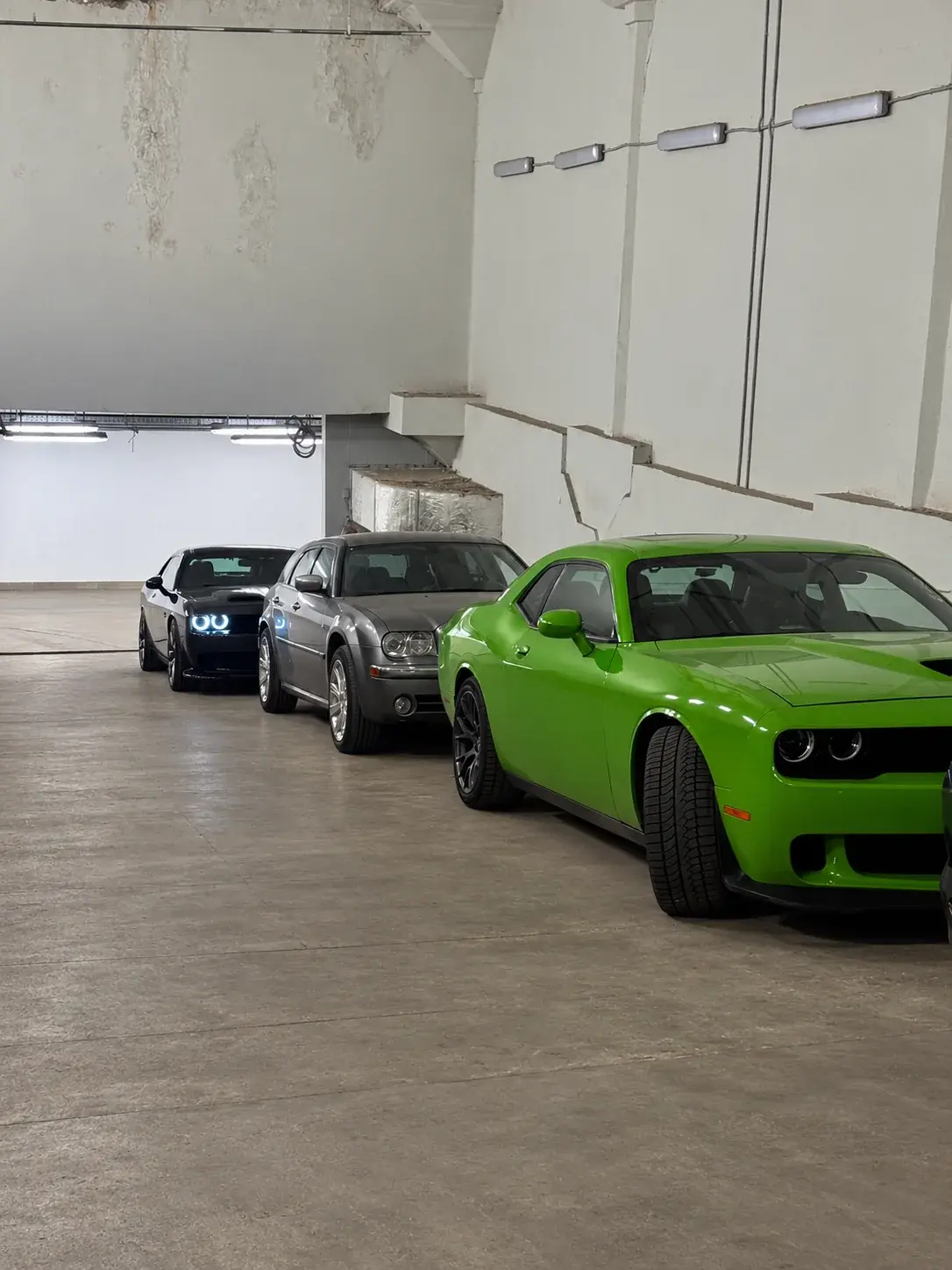 Dodge Challenger в помещении сервиса