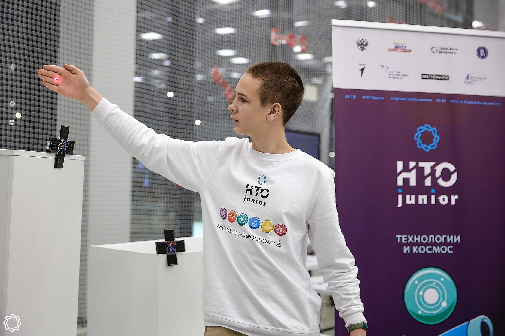 Участник НТО Junior тестирует устройство