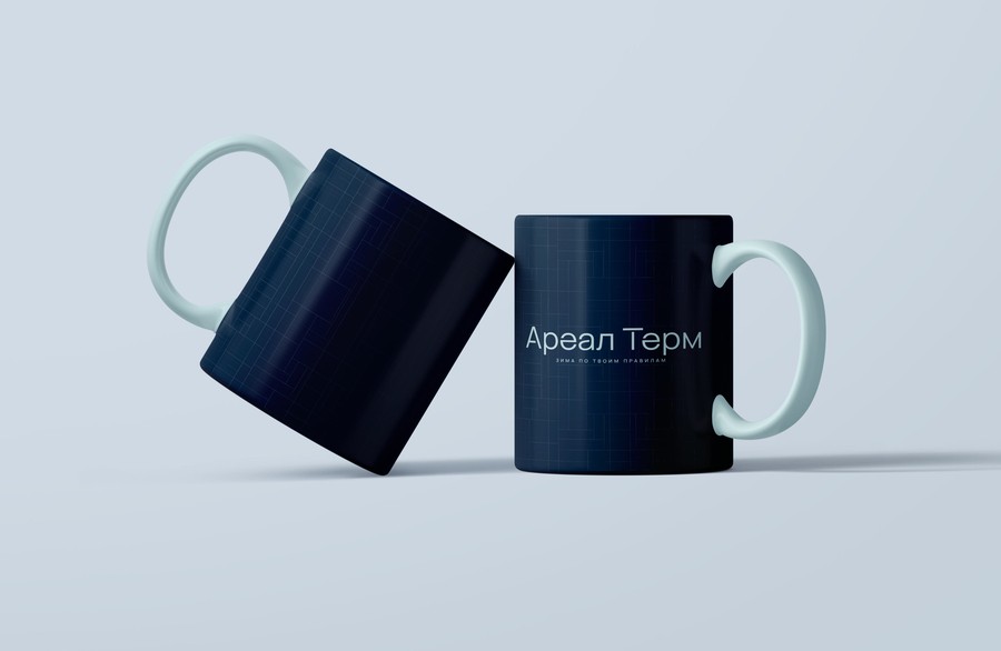 Тёмно-синие кружки с логотипом «Ареал Терм» и фирменным паттерном