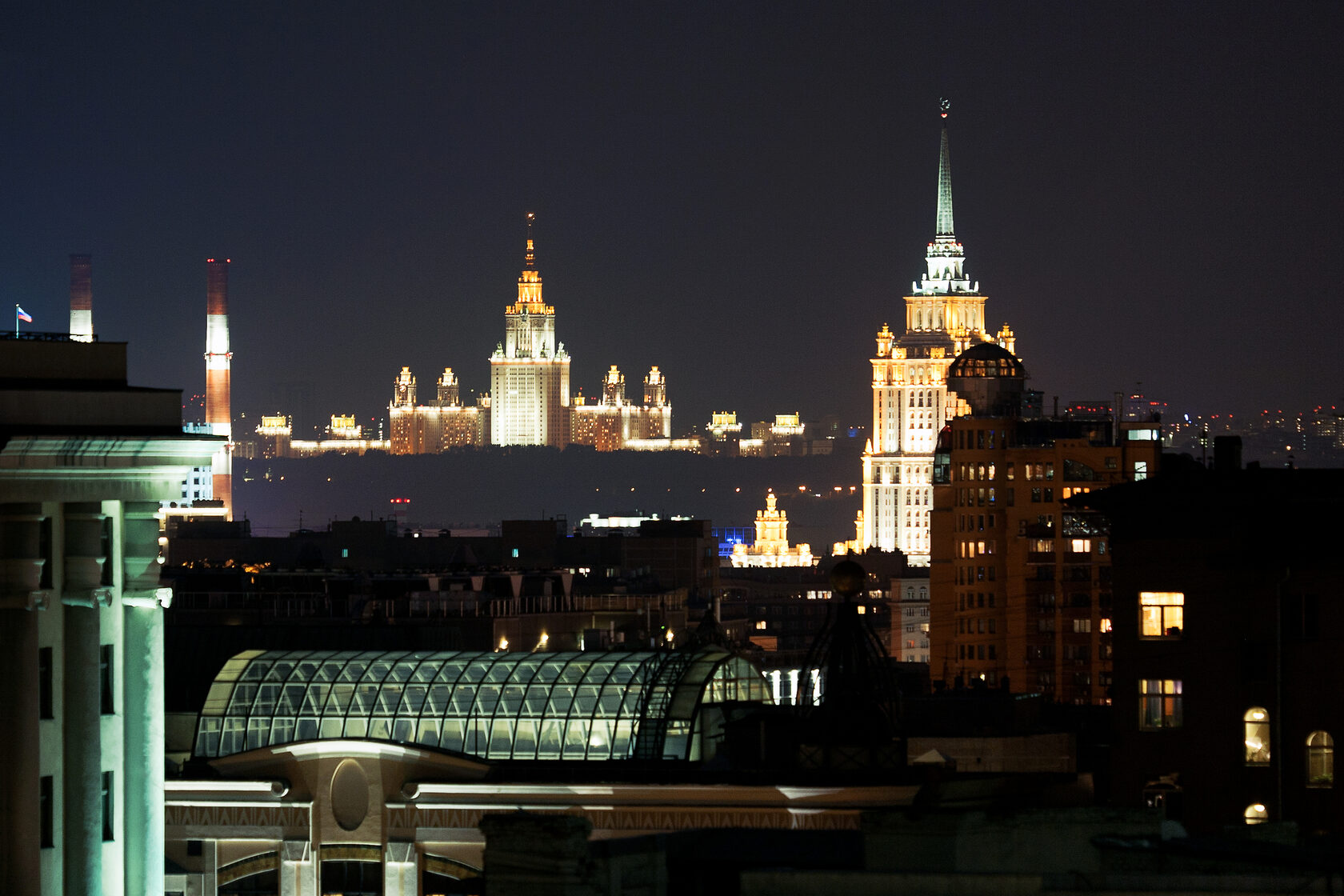 Вид из окна на ночную Москву