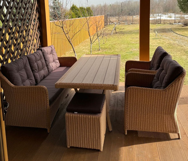 Комплекты мебели с диваном и пуфами из искусственного ротанга от Malacca