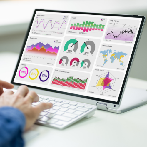 Команда аналитиков проводит исследование рынка и анализирует данные на компьютерах, обсуждая результаты и разрабатывая стратегии для бизнеса.