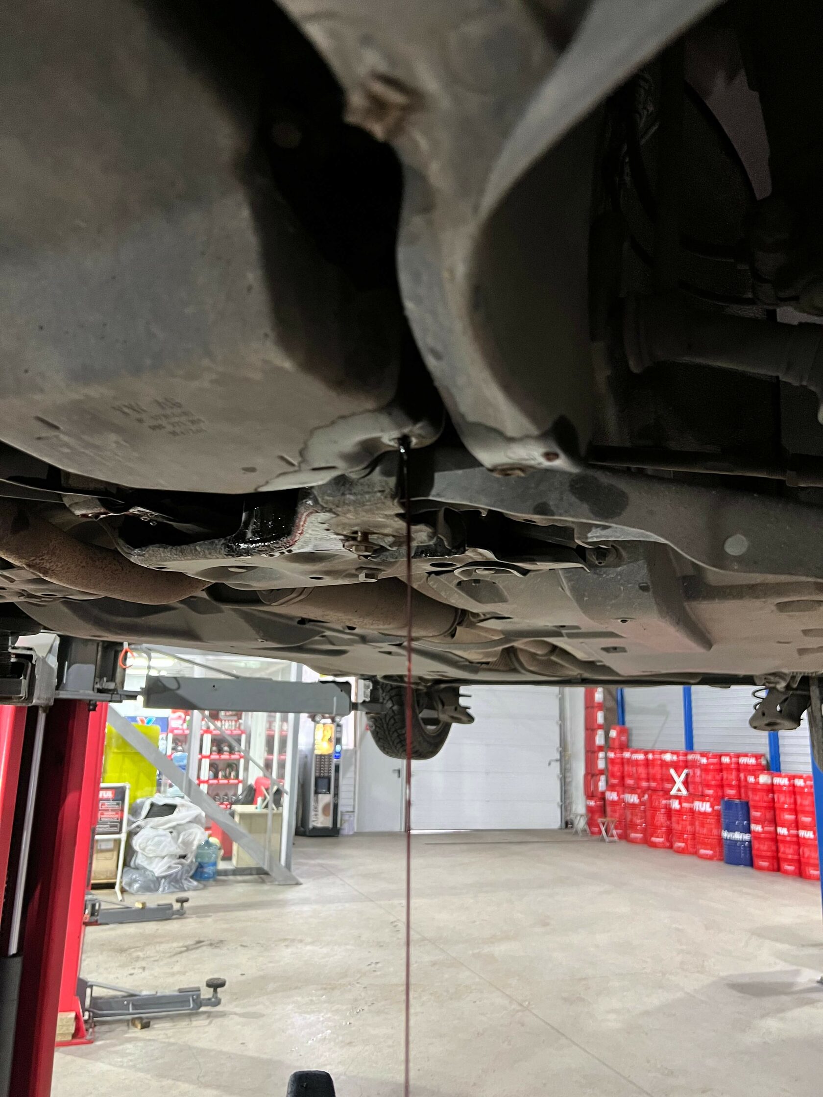 Слив масла через пробку