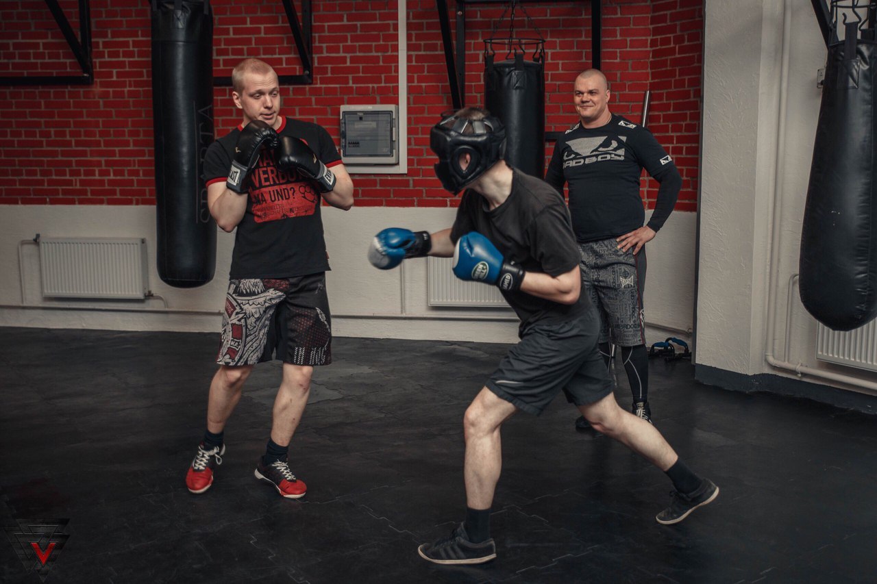 Все свои фитнес. Зона единоборств. Клубы единоборств Красногорск. Зона единоборств в фитнес клубе. Зона боевых искусств.