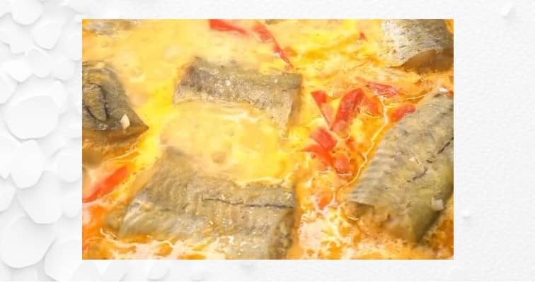 Приготовление тушёного минтая с овощами в сковороде: шаг 11