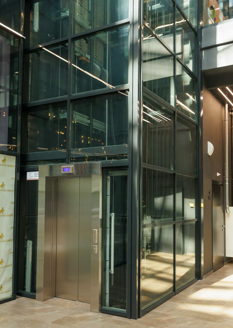 Лифт из стекла в ТЦ фото